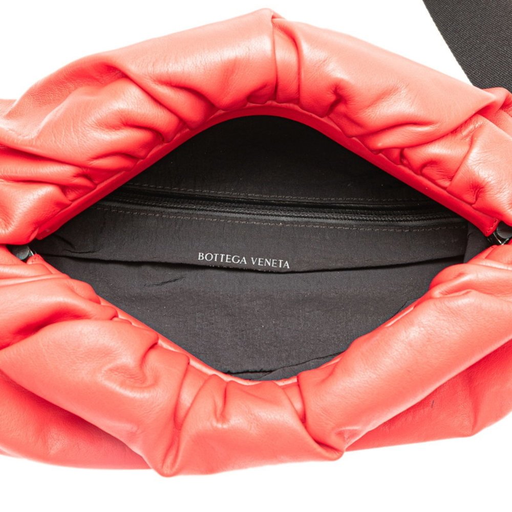 Bottega Veneta The Pouch Body Bag in Red and Black Leather for Women - Picture 8 of 12